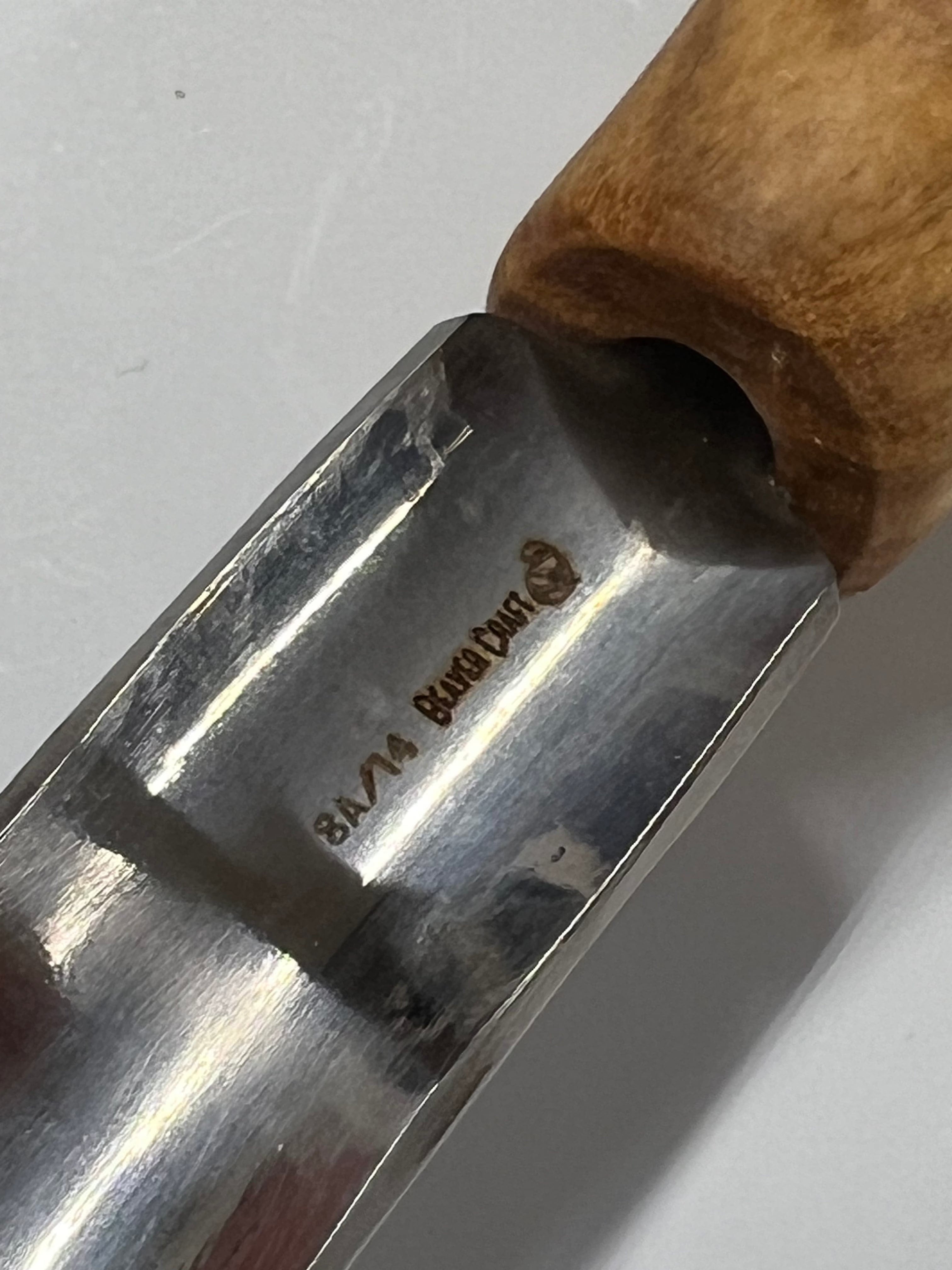 Puunveistotaltta 75x14mm taivutettu pyöristetty taltta P8a/14 pallokahvalla