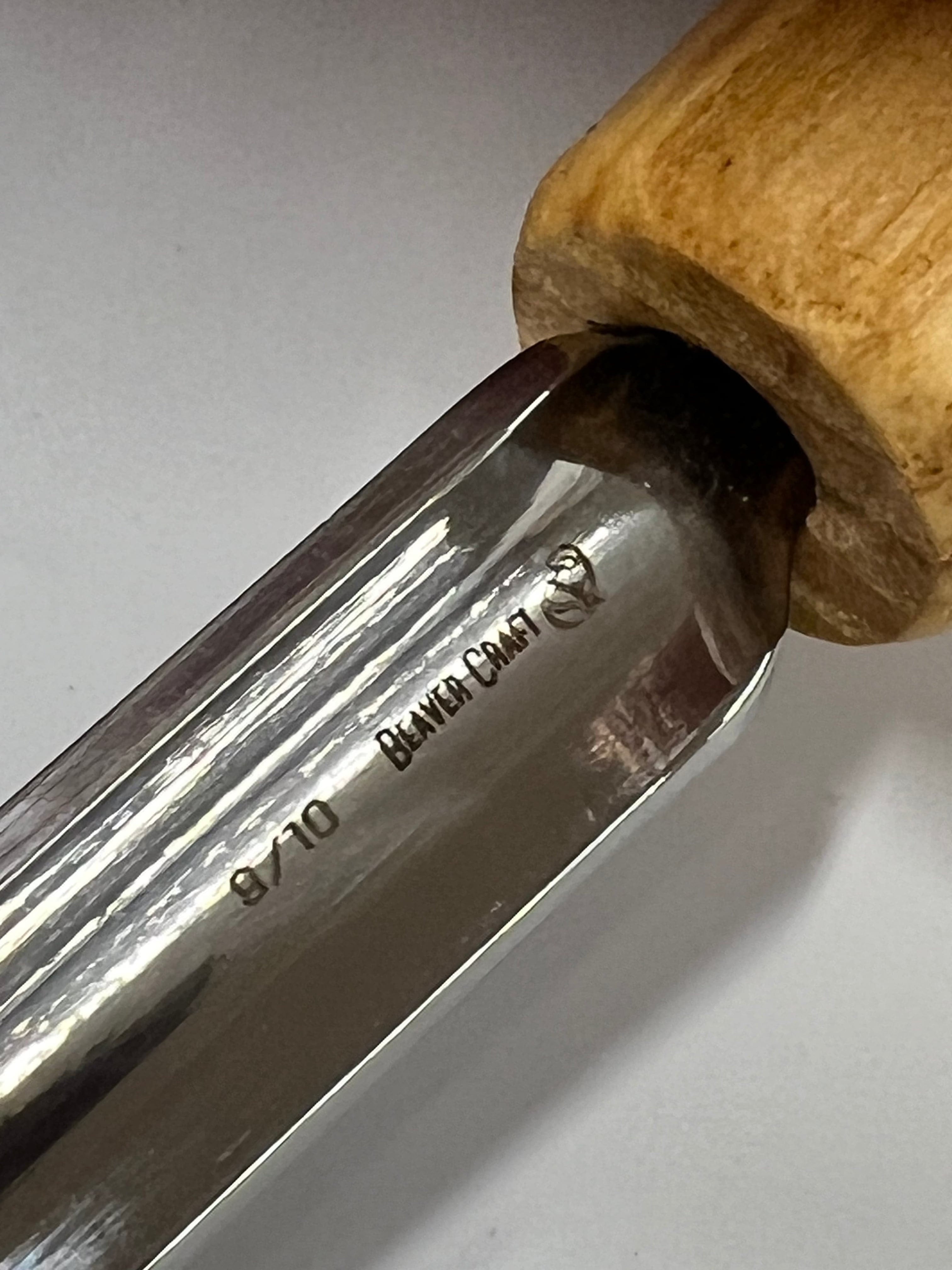 Puuntyöstötaltta 75x10 mm suora pyöristetty taltta P9/10 pallokahvalla