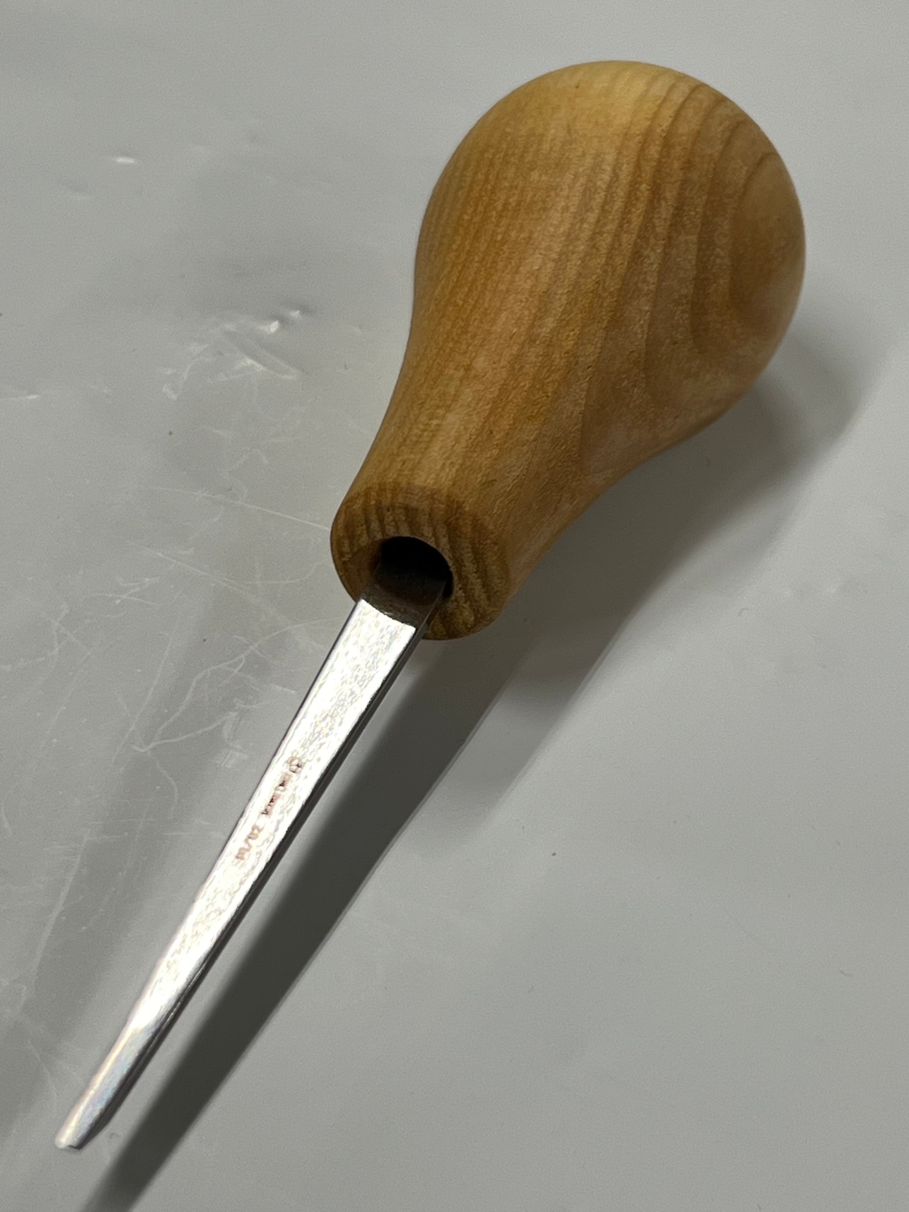 Puuntyöstötaltta 75x2 mm suora litteä taltta P1/02 pallokahvalla