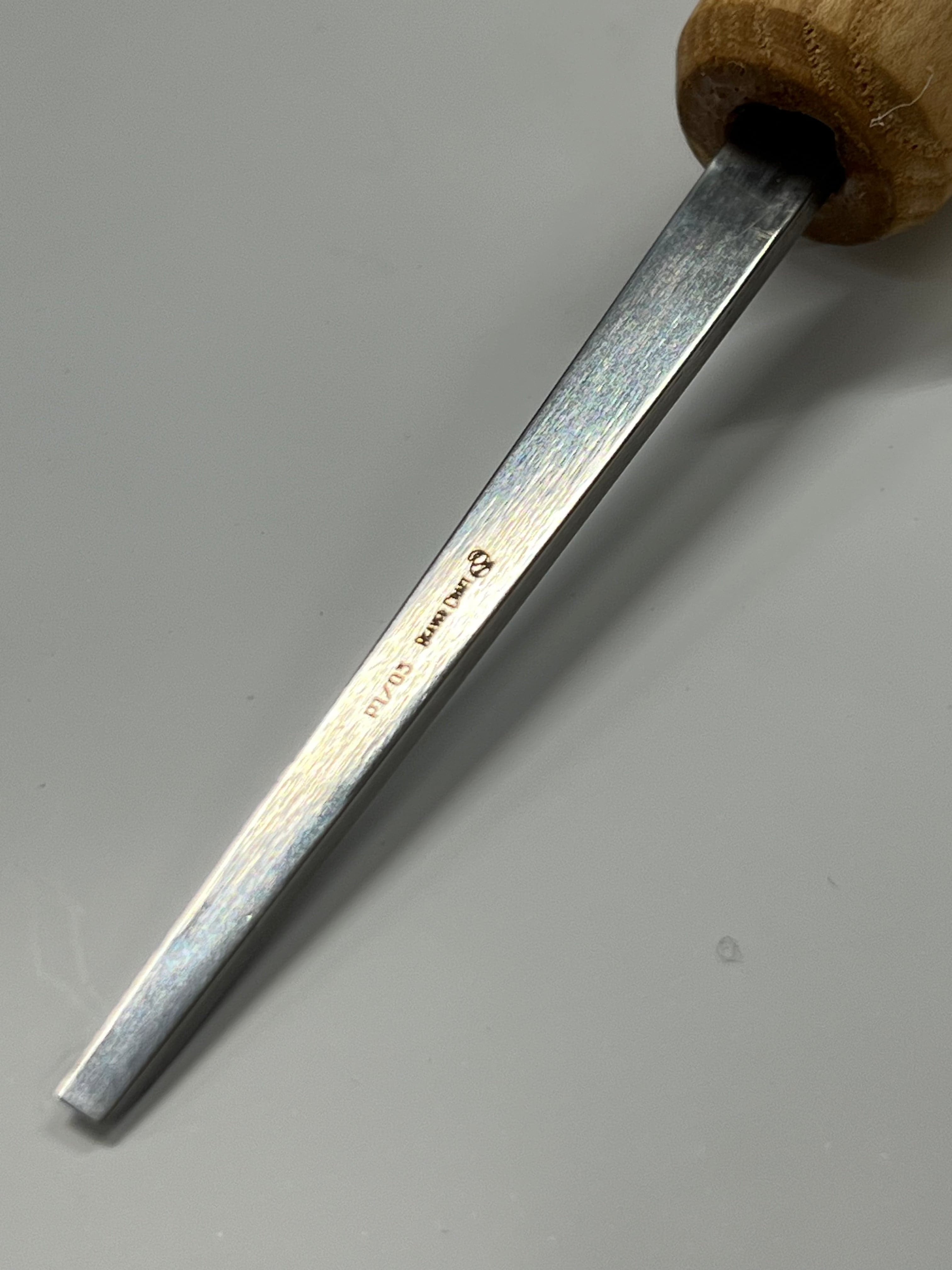 Puuntyöstötaltta 75x3 mm suora tasataltta P1/03 pallokahvalla