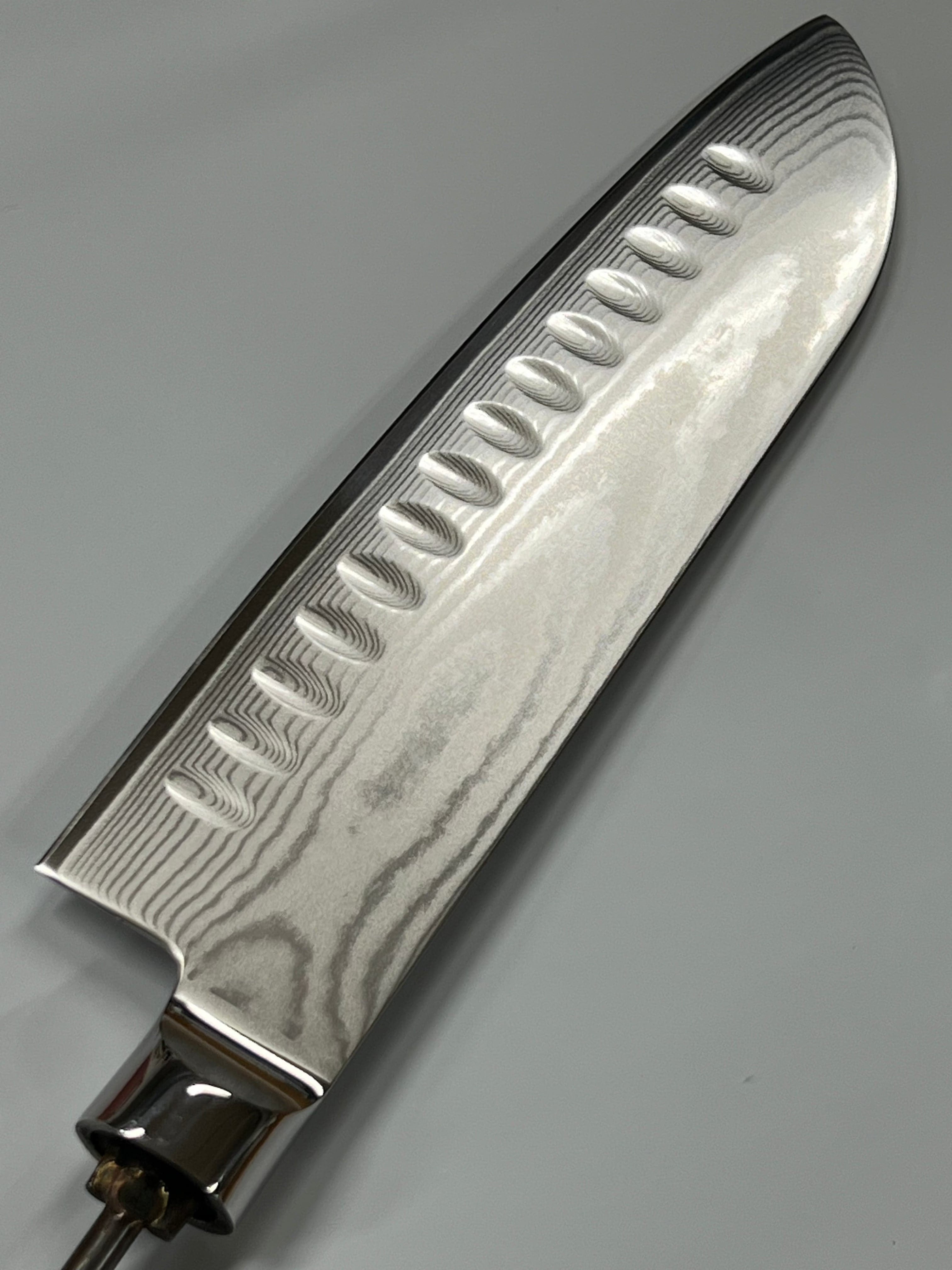 Santoku - AUS10 Damask Kokkiveitsi 7" läpi menevällä ruodolla ja helalla