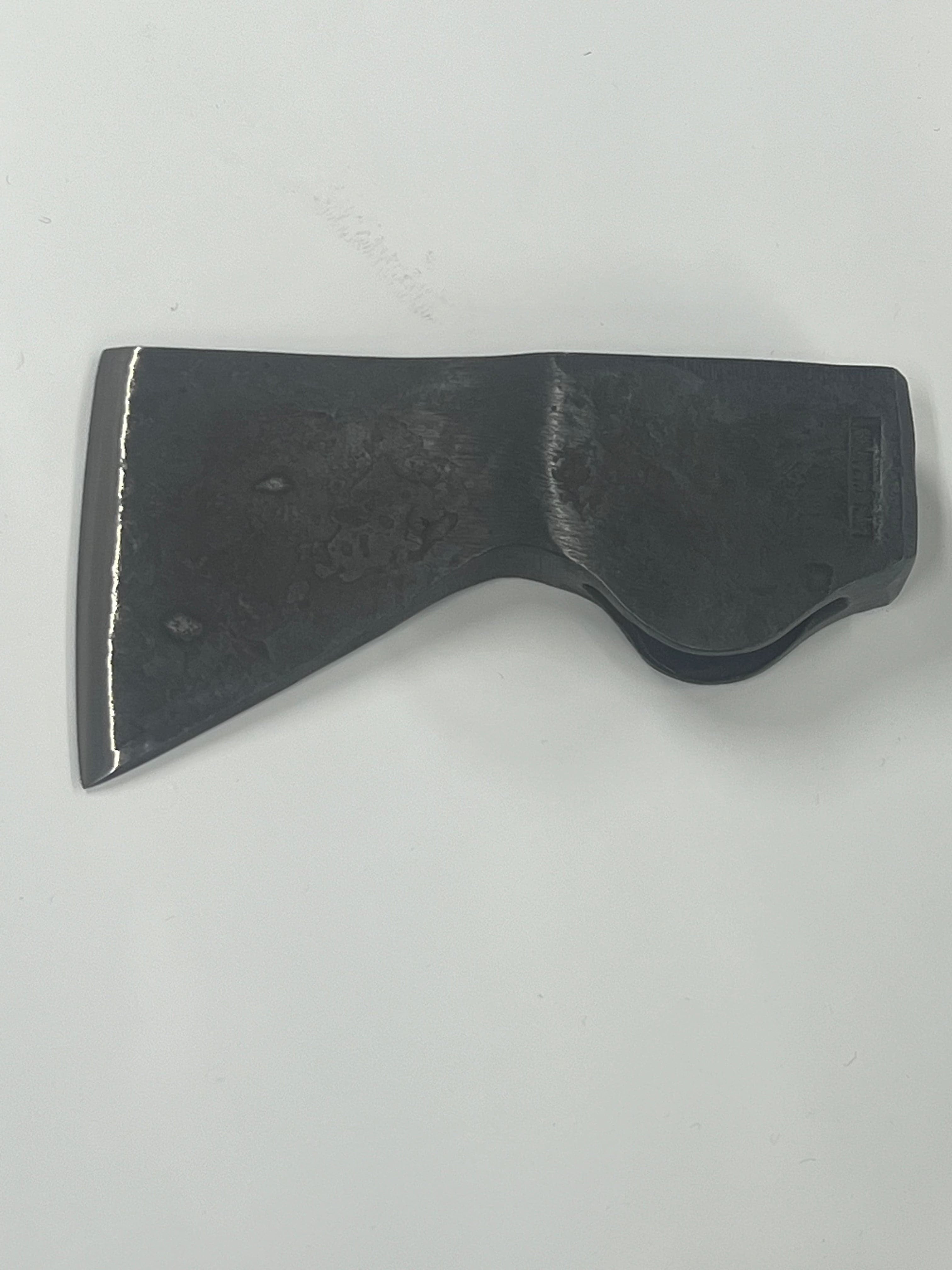 Kirveenpää teräsuojalla BAX1 Bushcraft Hatchet -pää