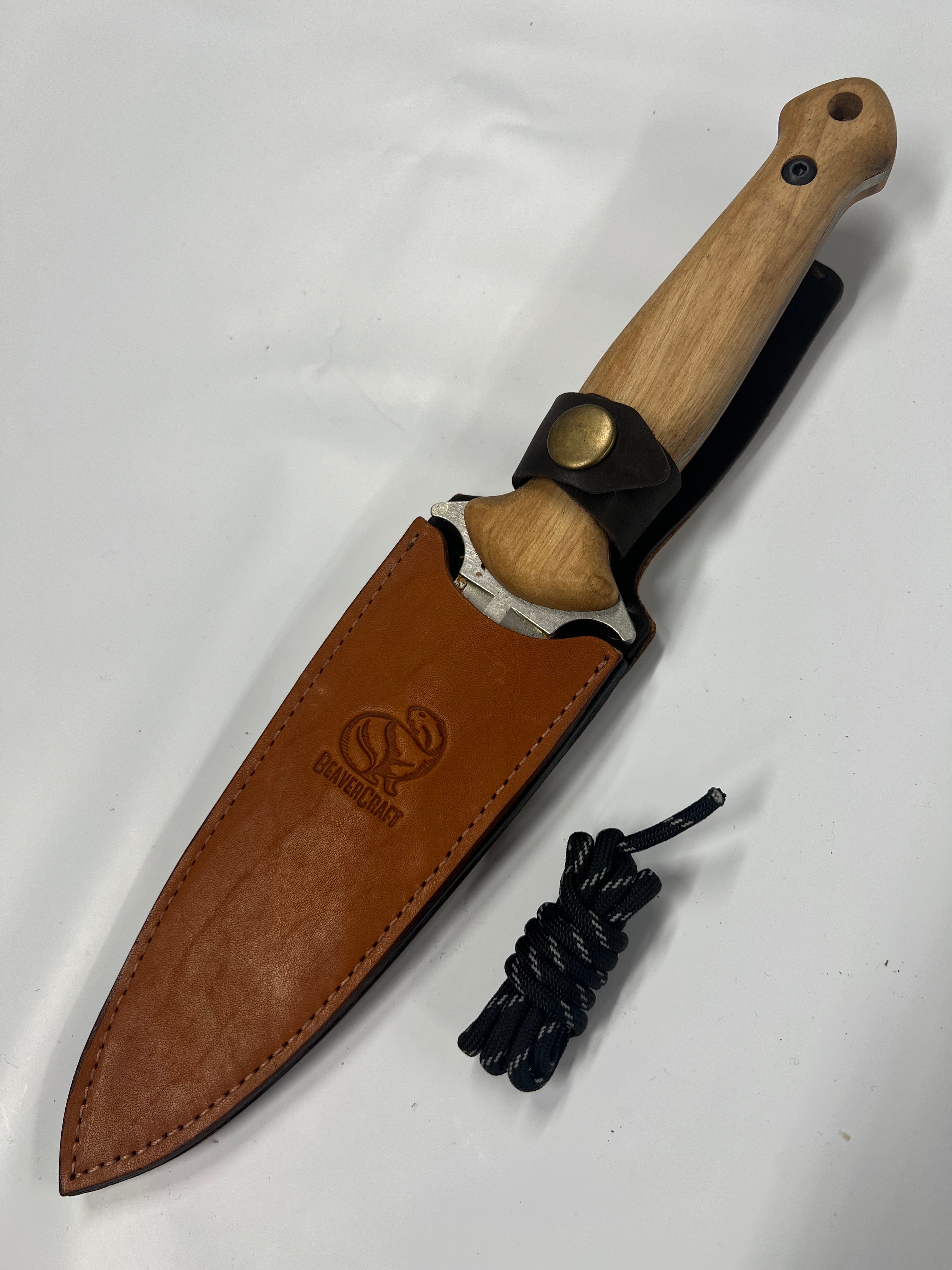Ukrainalainen Dagger Tactical TLK2 -veitsi nahkatupella