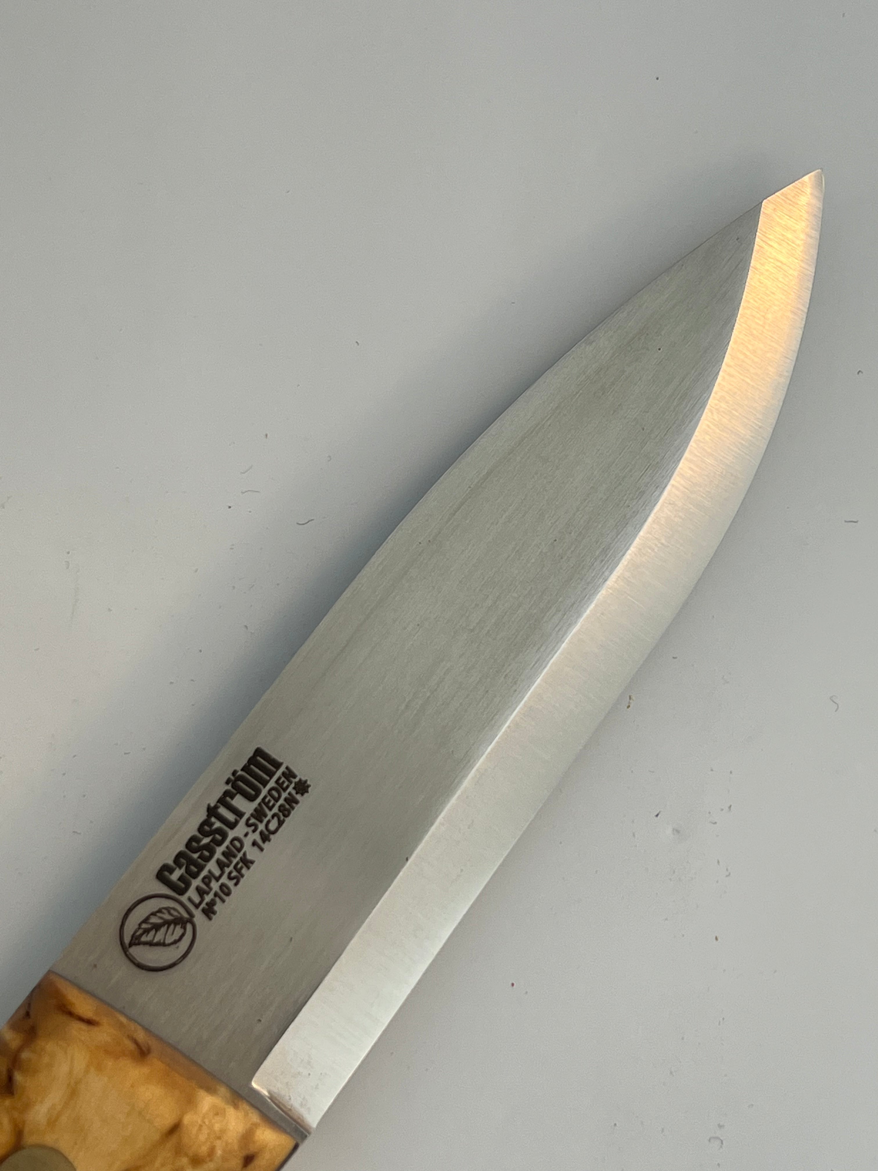 Casstrom No. 10 SFK -puukko nahkatupella ja nahkanyörillä
