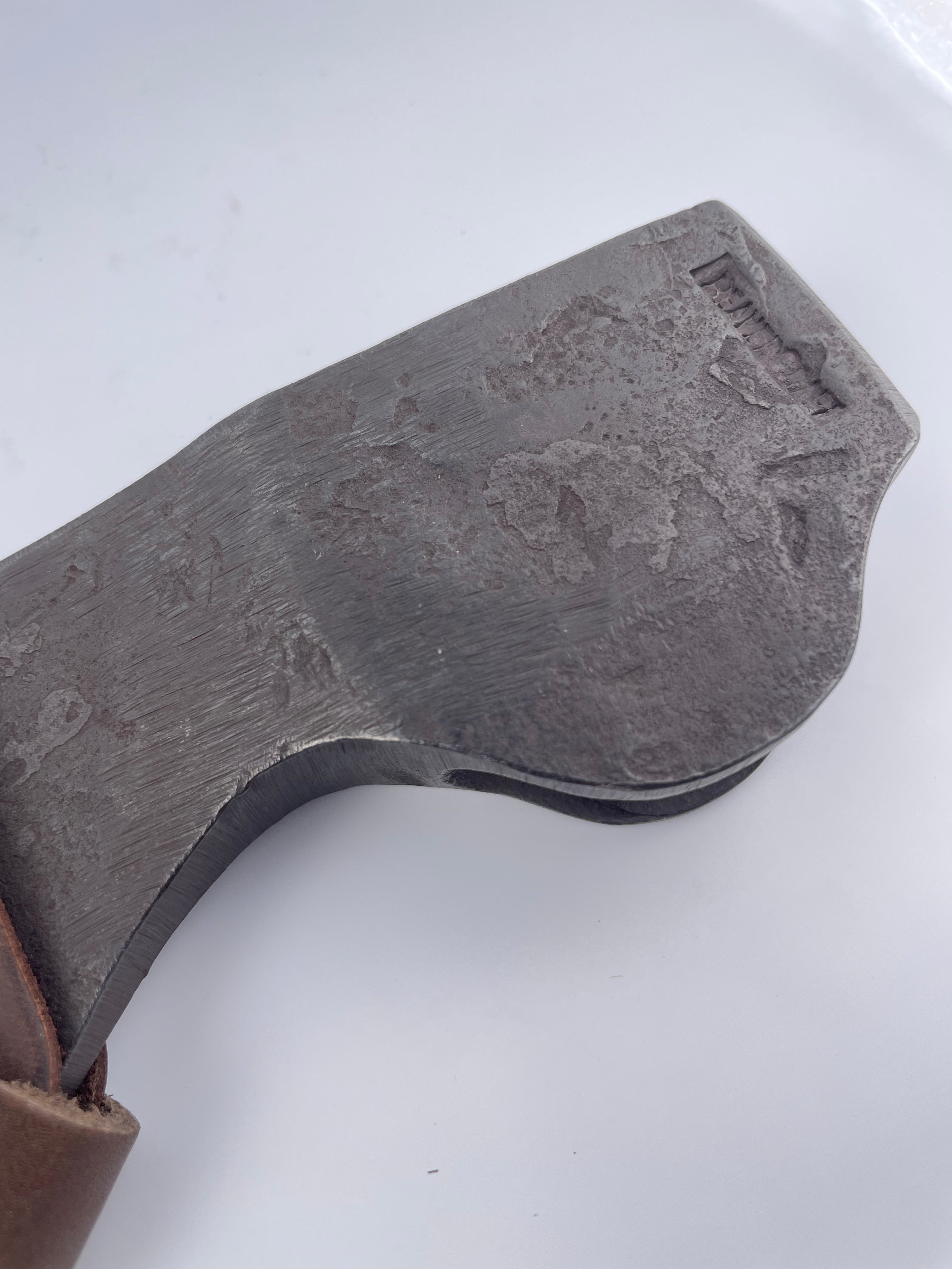 Kirveenpää teräsuojalla BAX1 Bushcraft Hatchet -pää