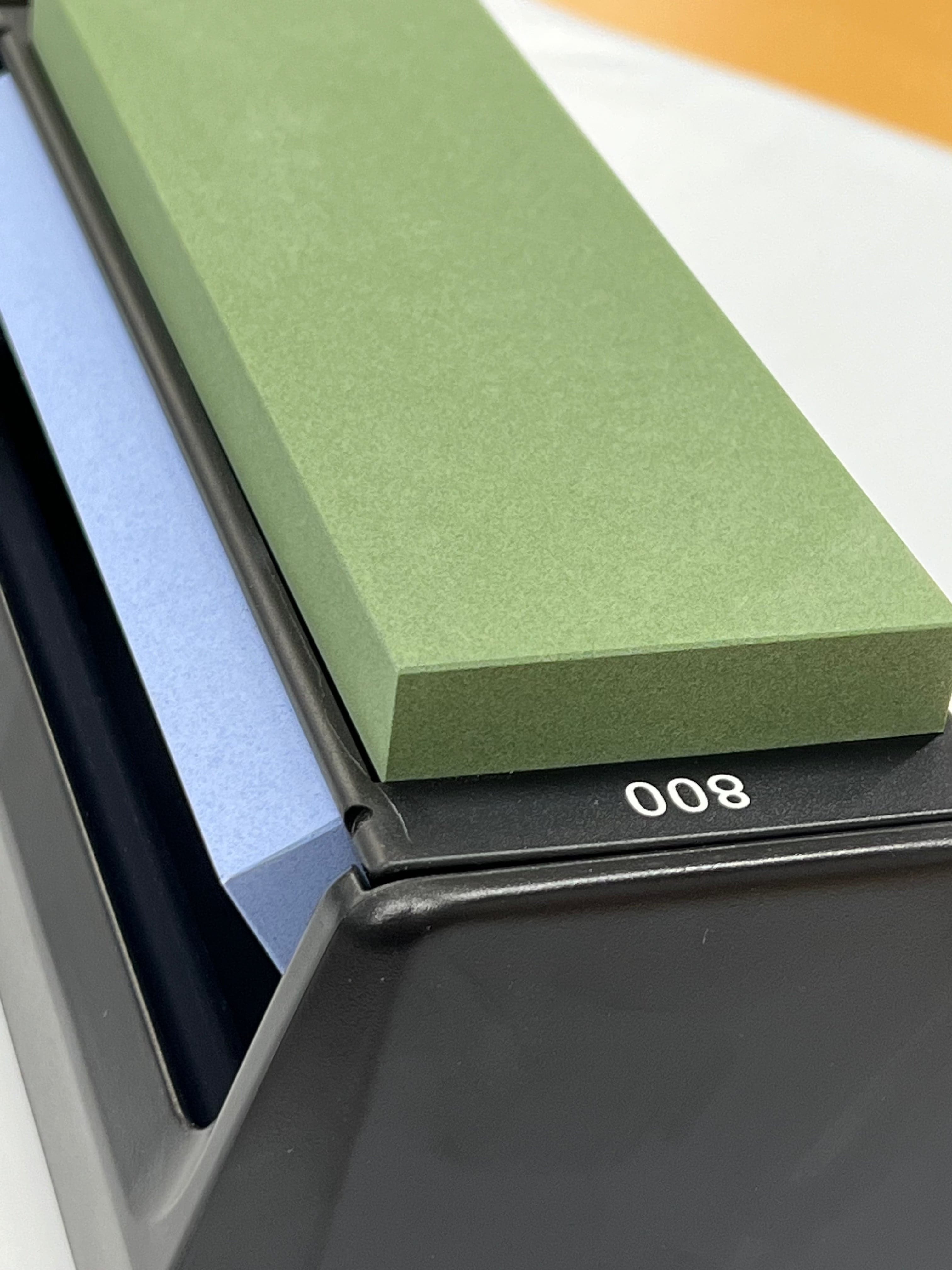 Japanilainen kolminkertainen teroituskivi 800/2000/5000 grit (whetstone) alustalla