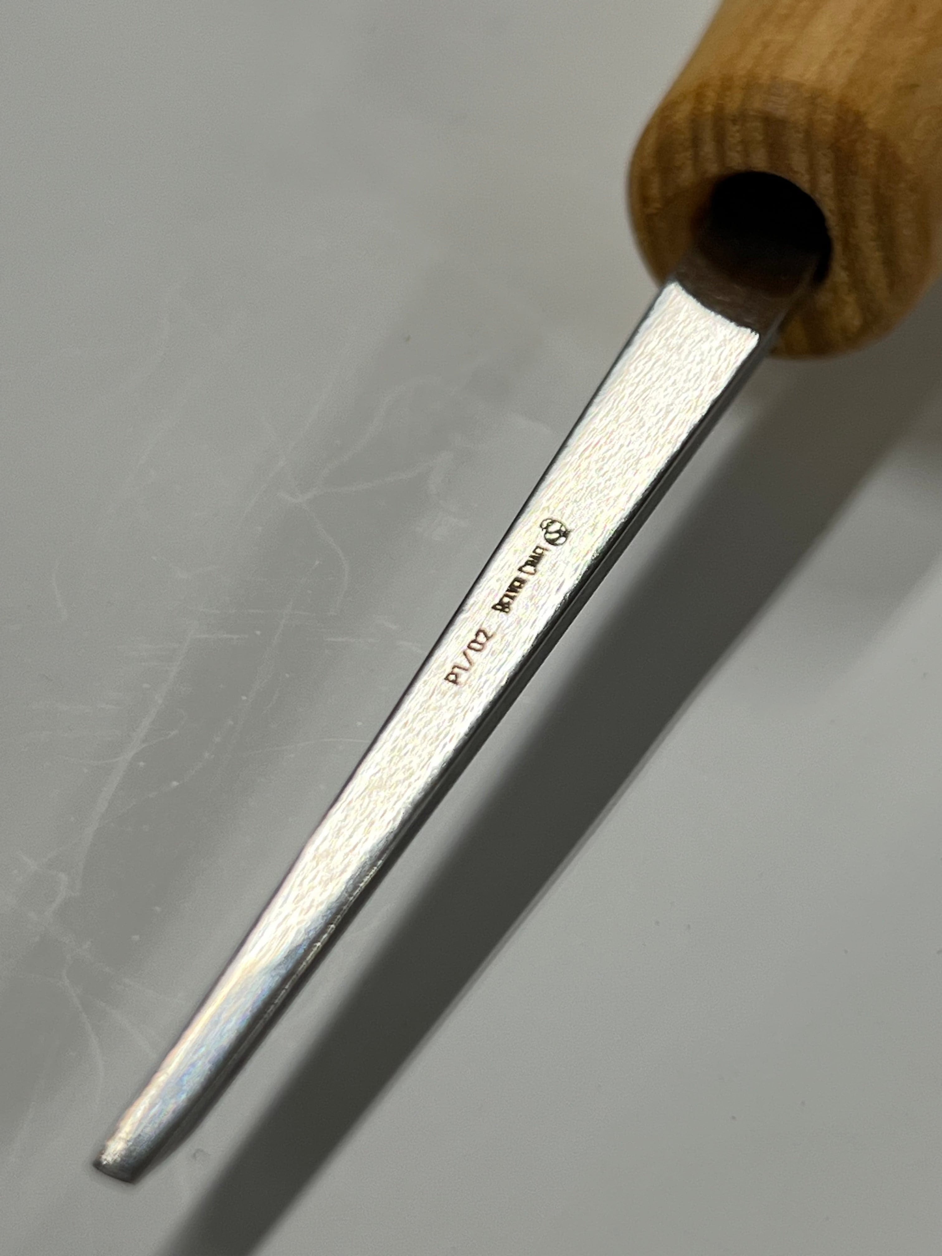 Puuntyöstötaltta 75x2 mm suora litteä taltta P1/02 pallokahvalla