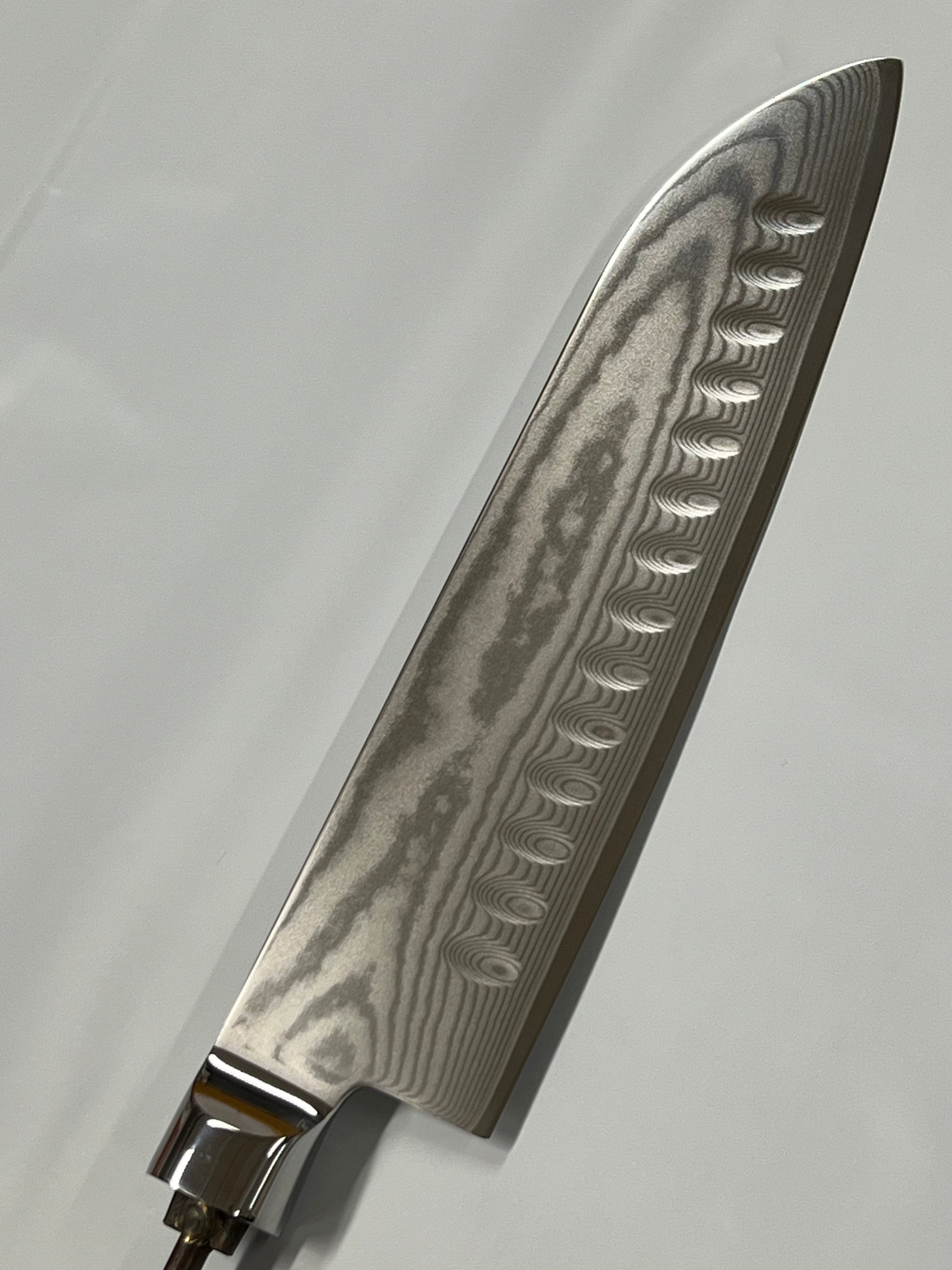 Santoku - AUS10 Damask Kokkiveitsi 7" läpi menevällä ruodolla ja helalla