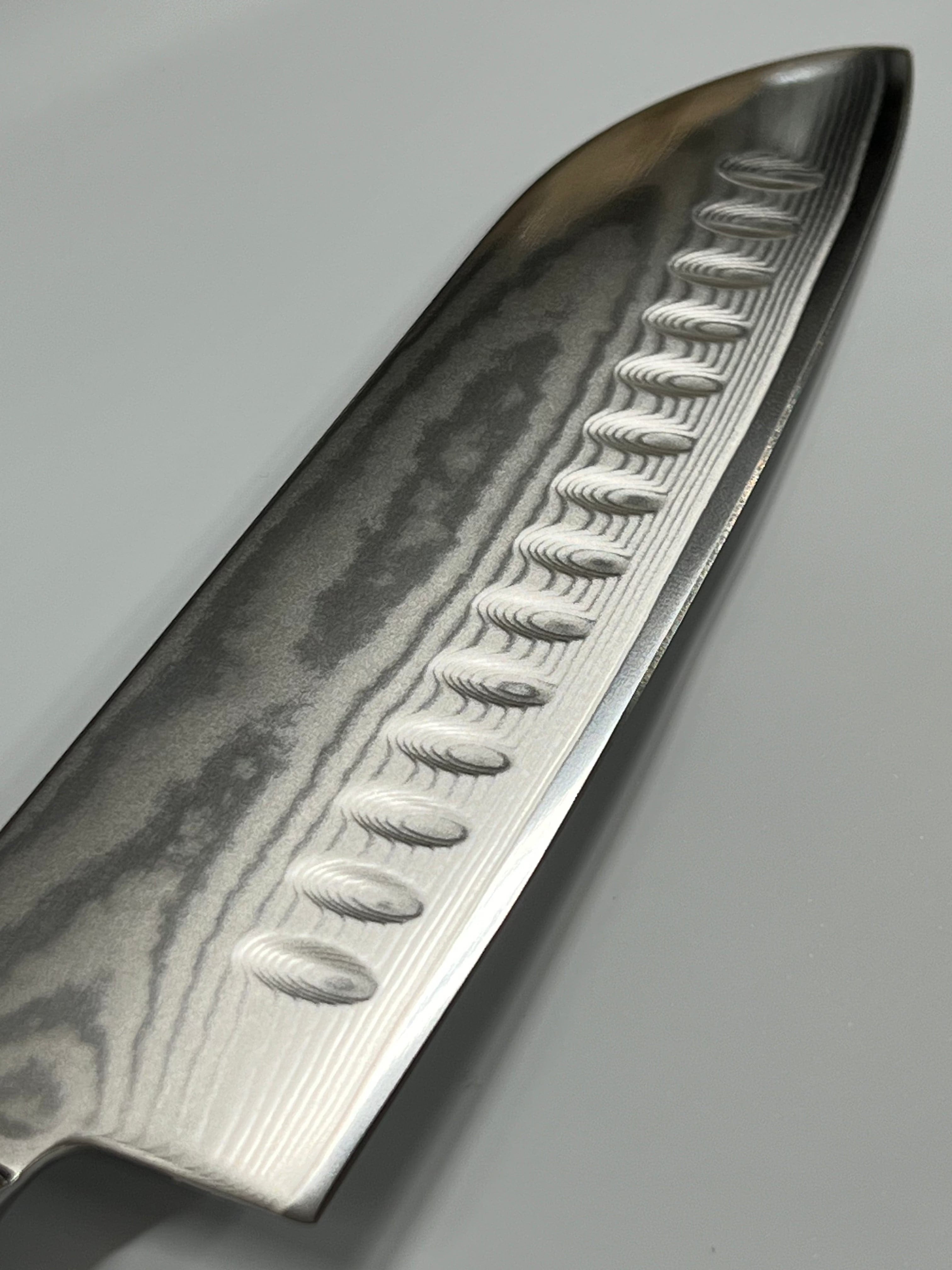 Santoku - AUS10 Damask Kokkiveitsi 7" läpi menevällä ruodolla ja helalla