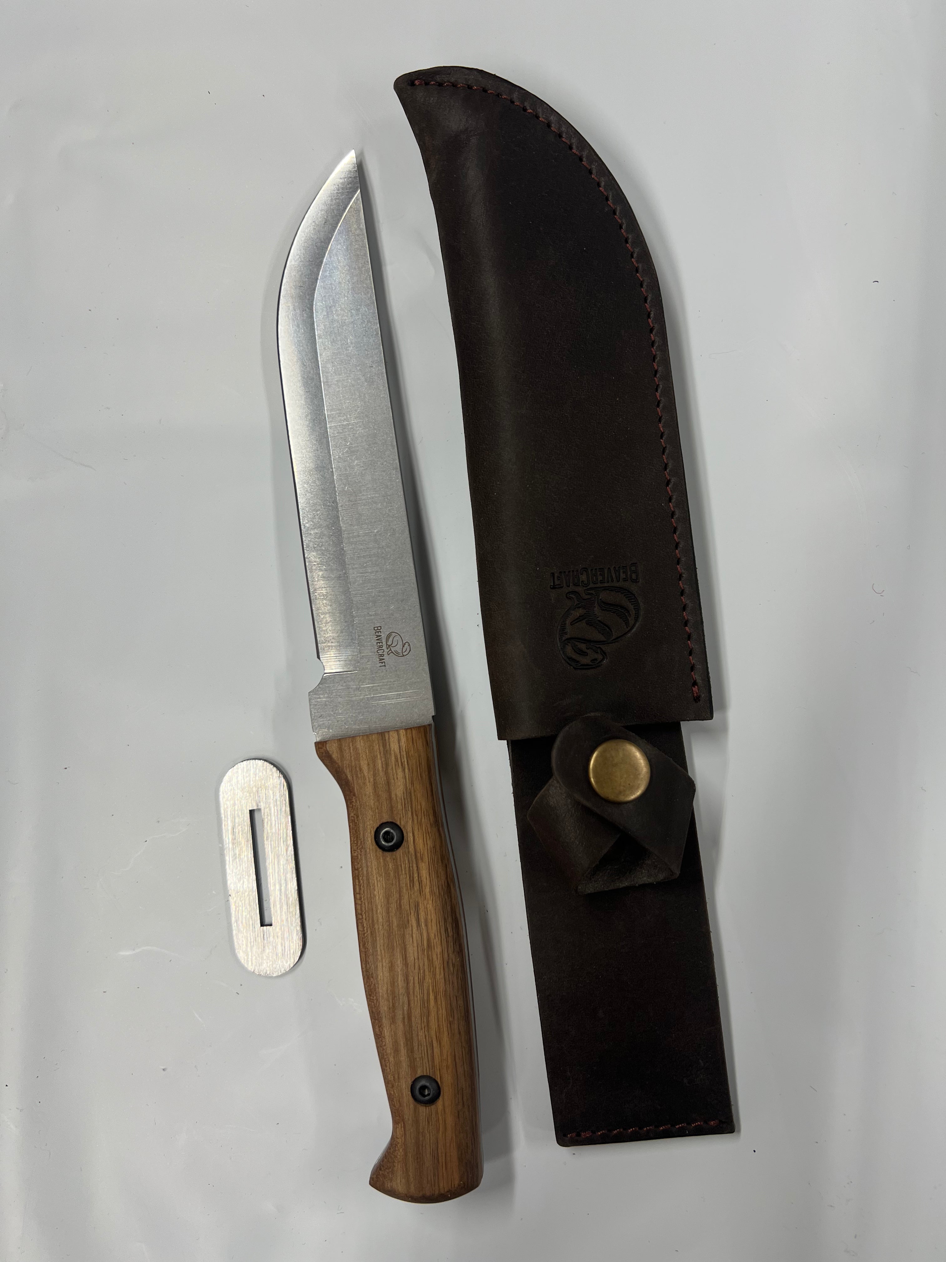 Ukrainalainen Bowie Tactical TLK1 -veitsi nahkatupella