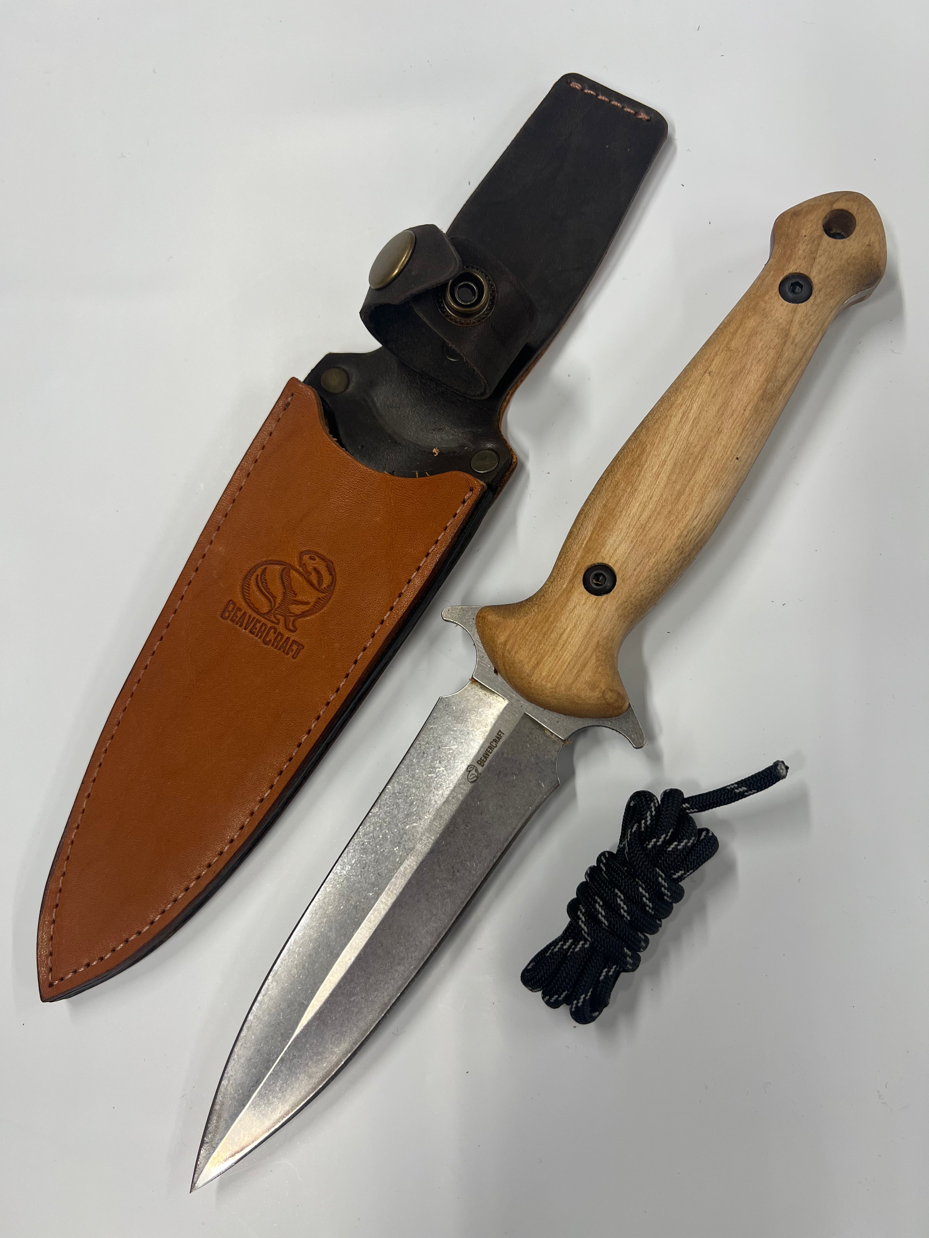 Ukrainalainen Dagger Tactical TLK2 -veitsi nahkatupella