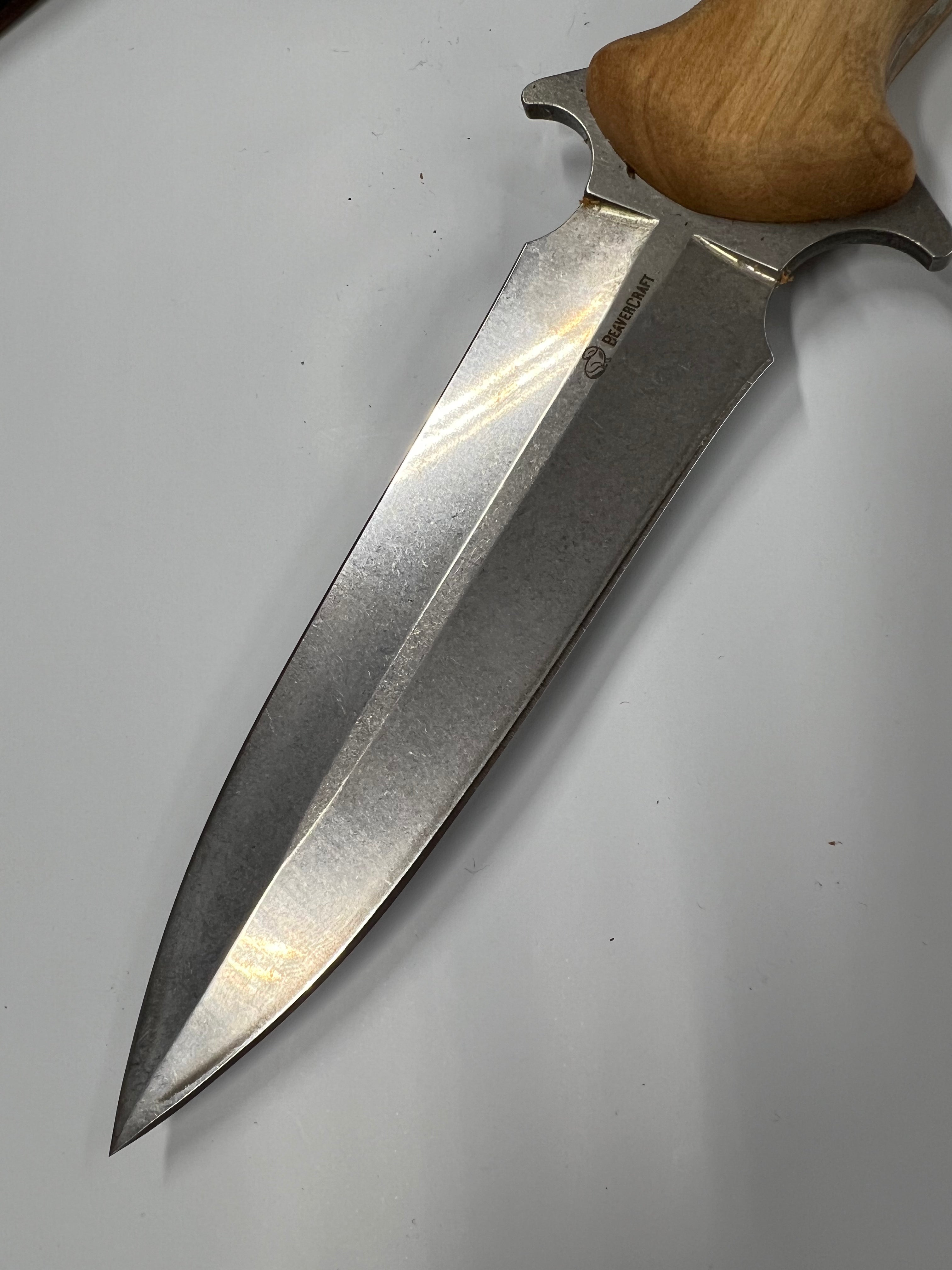 Ukrainalainen Dagger Tactical TLK2 -veitsi nahkatupella