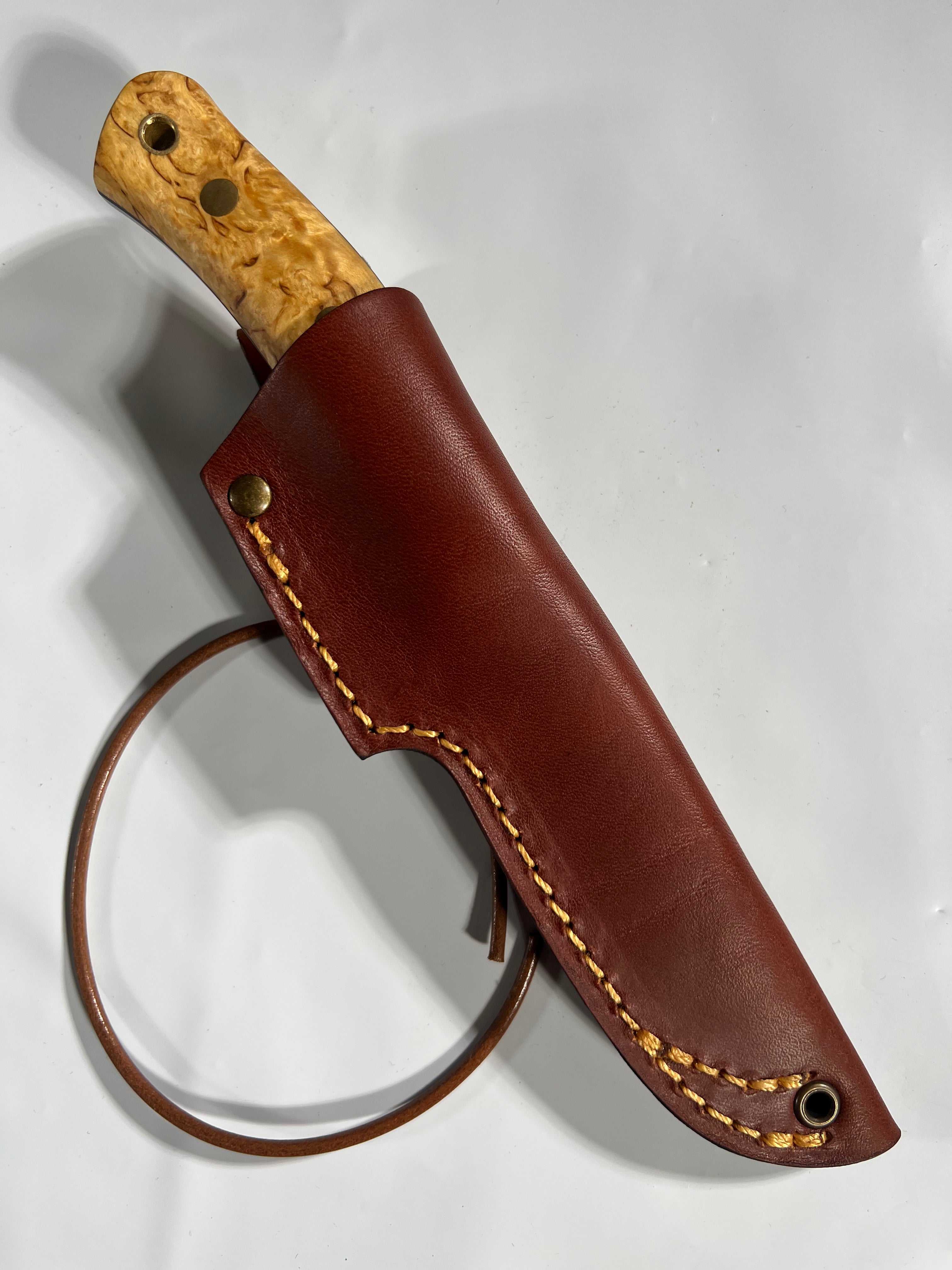Casstrom No. 10 SFK -puukko nahkatupella ja nahkanyörillä