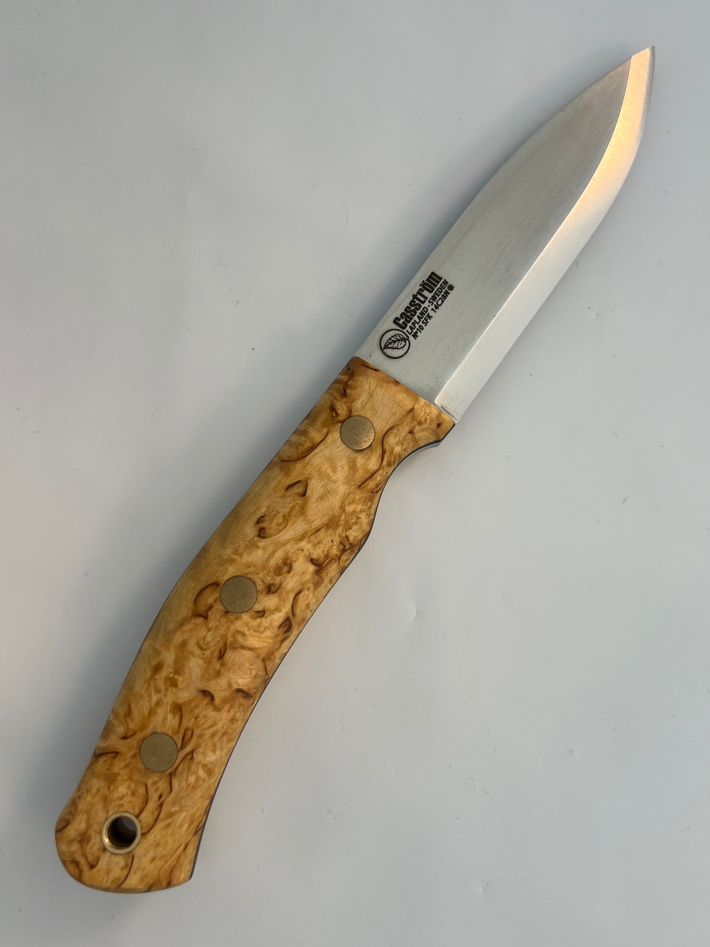 Casstrom No. 10 SFK -puukko nahkatupella ja nahkanyörillä