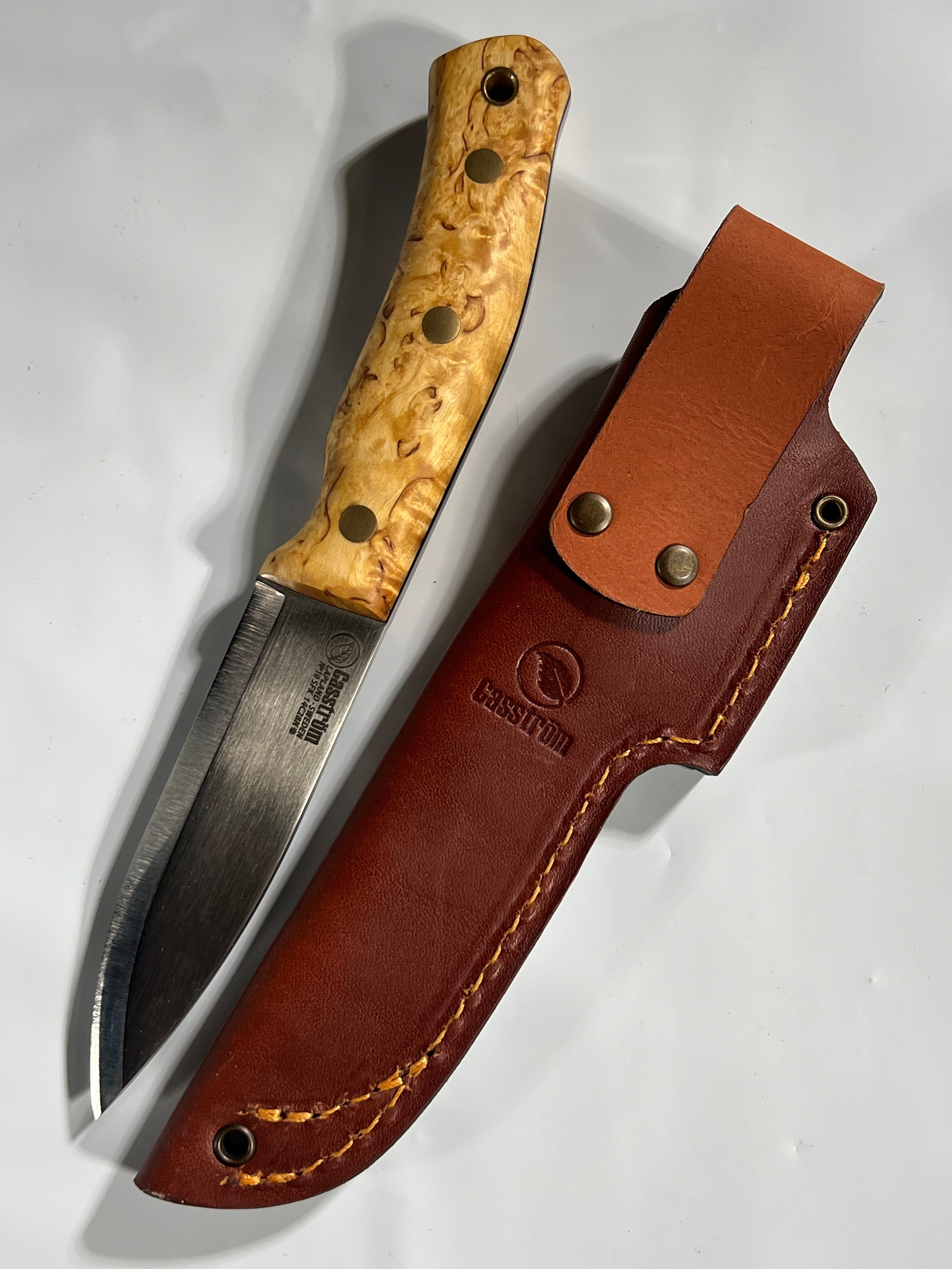 Casstrom No. 10 SFK -puukko nahkatupella ja nahkanyörillä
