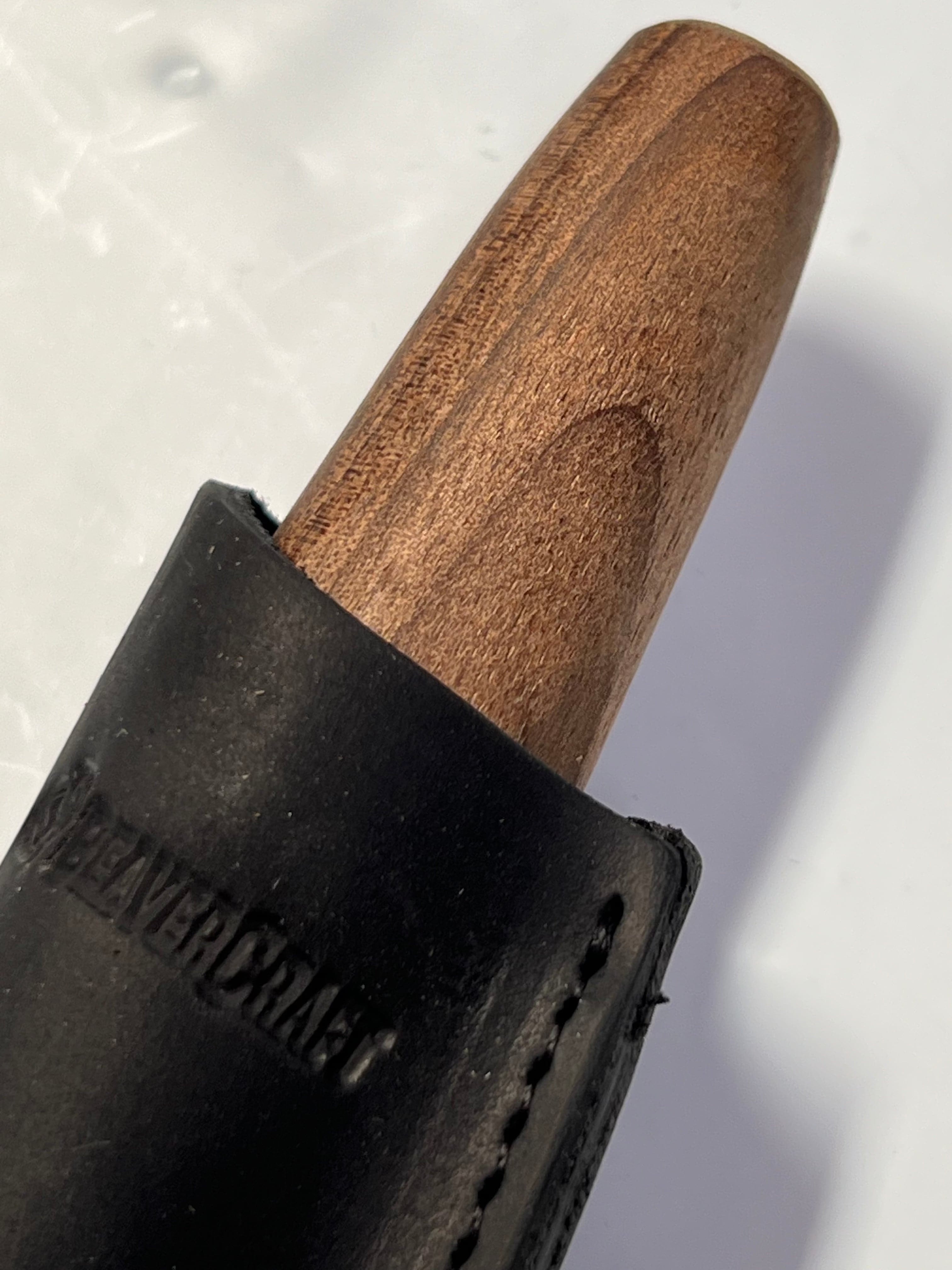 Puunveistoveitsi 78 mm C4X nahkatupella Beaver Craft