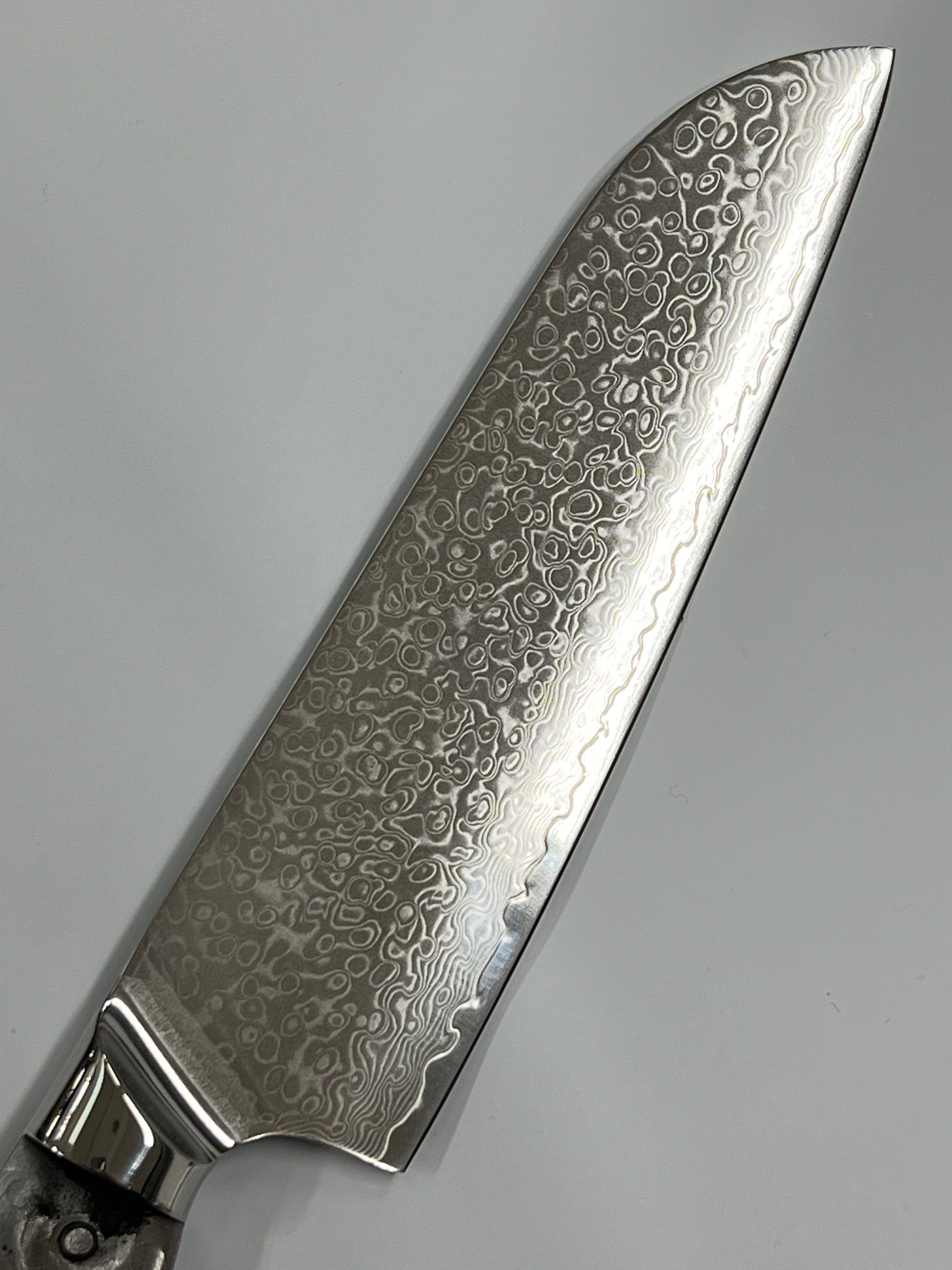 Santoku – VG10 damaskiteräksinen kokkiveitsi 8", täysruoto ja helat