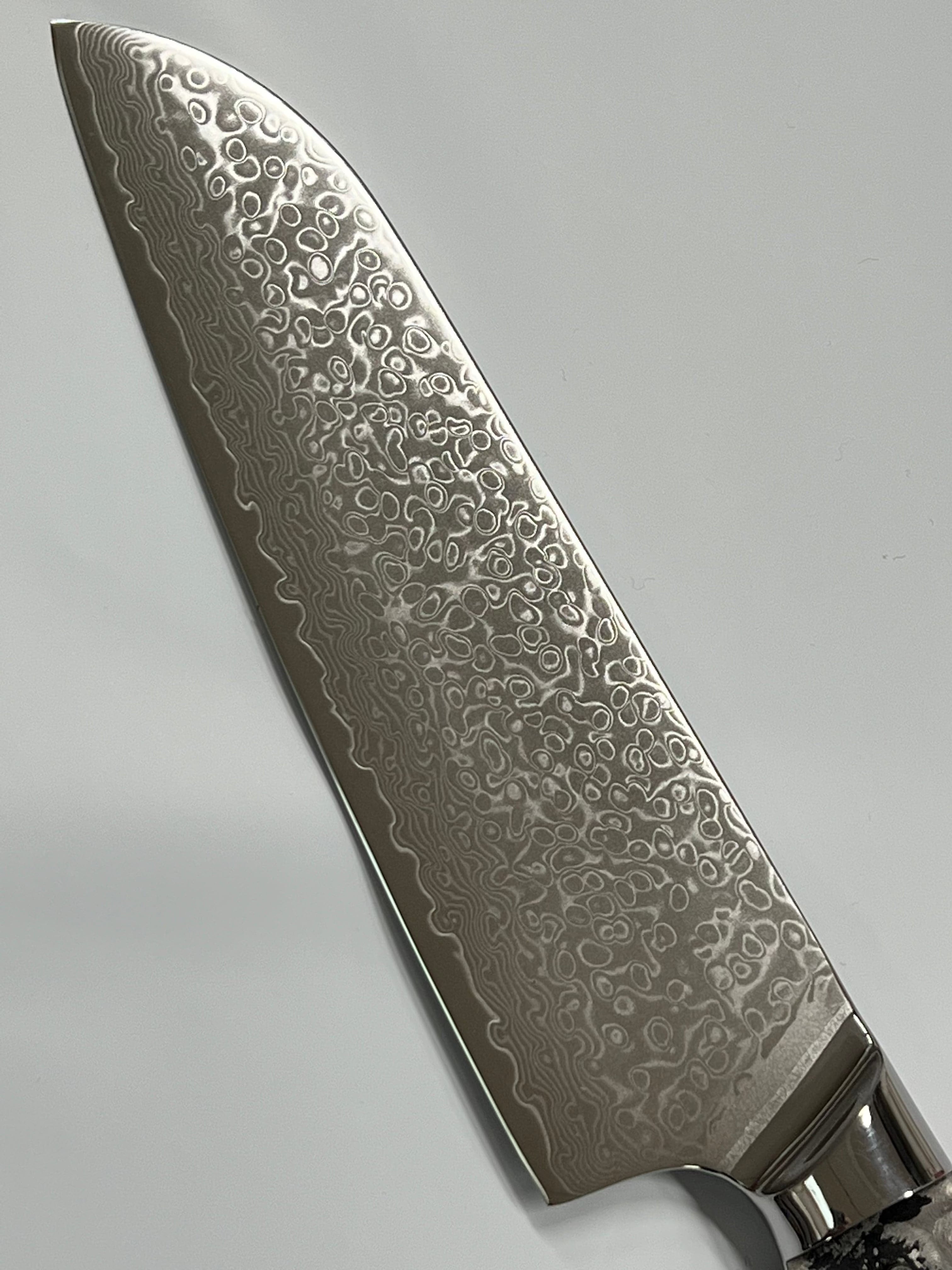 Santoku – VG10 damaskiteräksinen kokkiveitsi 8", täysruoto ja helat